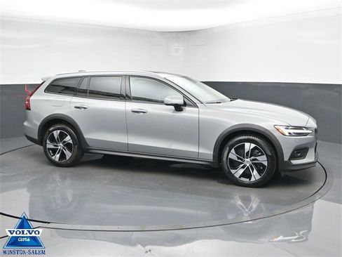 Used 2024 Volvo V60 B5 Cross Country Plus image 1