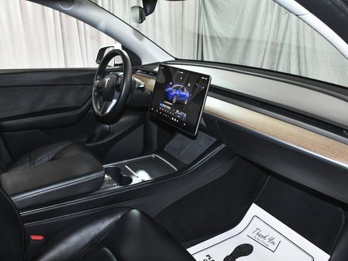 Used 2022 Tesla Model Y Long Range image 55