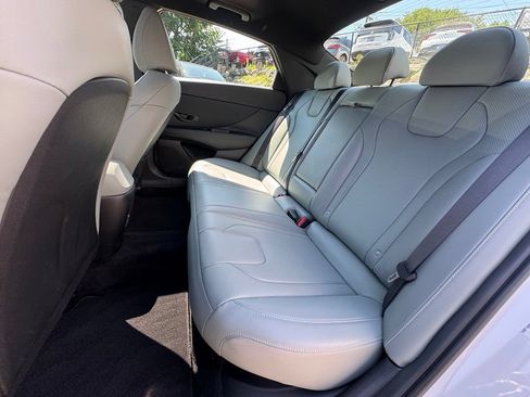 Used 2025 Hyundai Elantra Limited FWD image 18