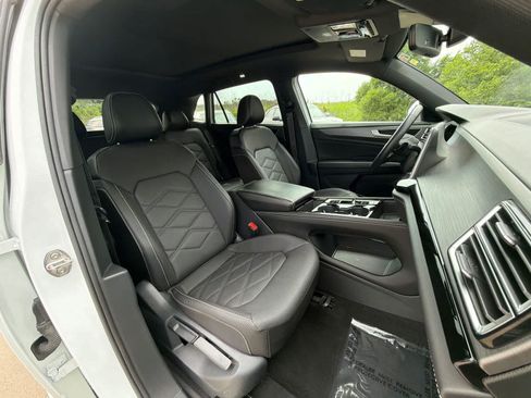 Used 2024 Volkswagen Atlas Cross Sport SE AWD/4WD image 14
