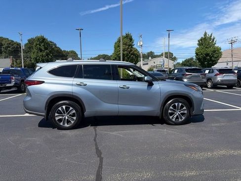 Used 2022 Toyota Highlander XLE AWD/4WD image 7