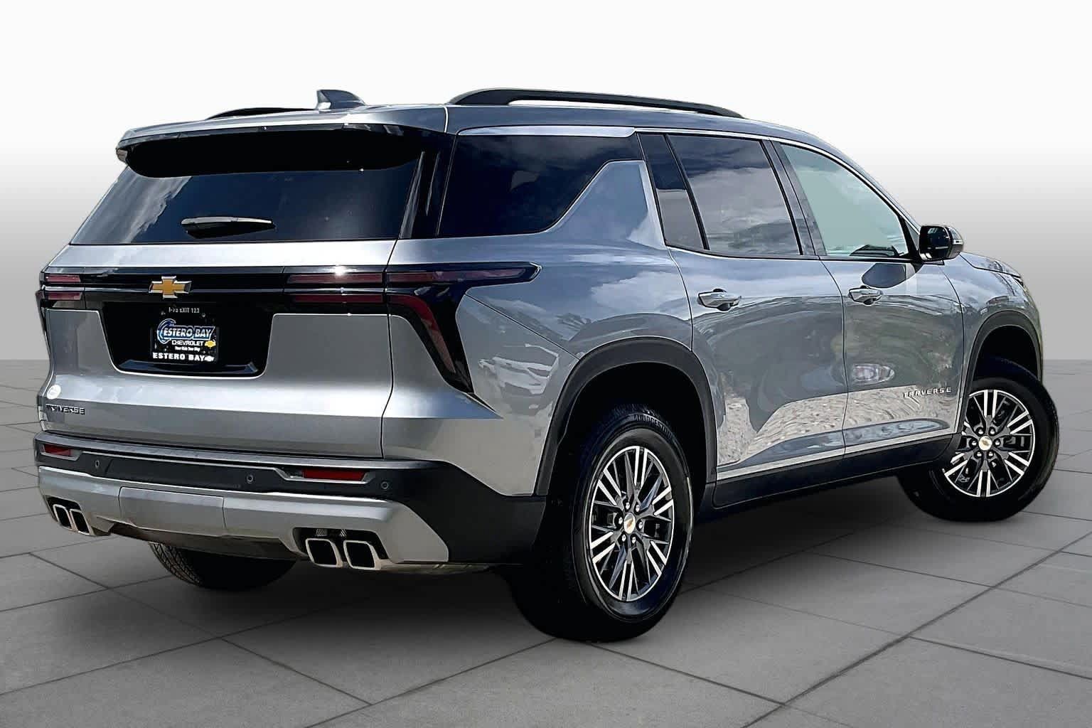 Used 2025 Chevrolet Traverse LT FWD image 13