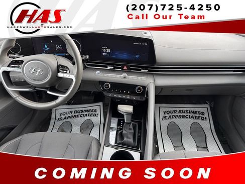 Used 2023 Hyundai Elantra SEL w/ Convenience Package FWD image 12