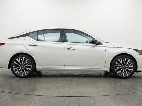 Used 2025 Nissan Altima 2.5 SV image 11