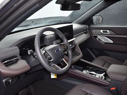 New 2026 Ford Explorer Platinum image 8