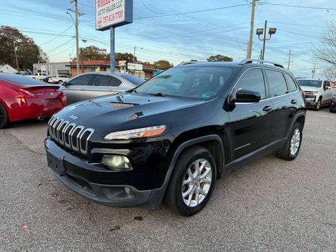 Used 2018 Jeep Cherokee Latitude Plus FWD image 4