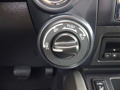Used 2024 Nissan Titan SV w/ SV Convenience Package AWD/4WD image 14