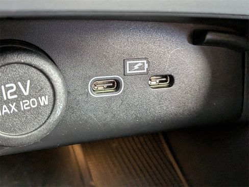 Certified 2025 Volvo XC40 B5 Plus image 24