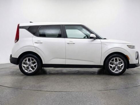 Used 2025 Kia Soul LX w/ LX Technology Package FWD image 11