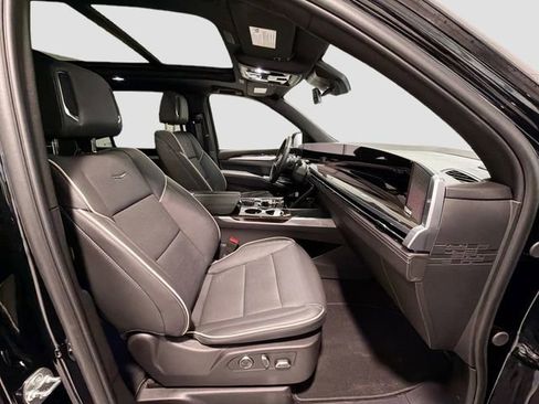 Used 2025 Cadillac Escalade ESV Premium Luxury image 25