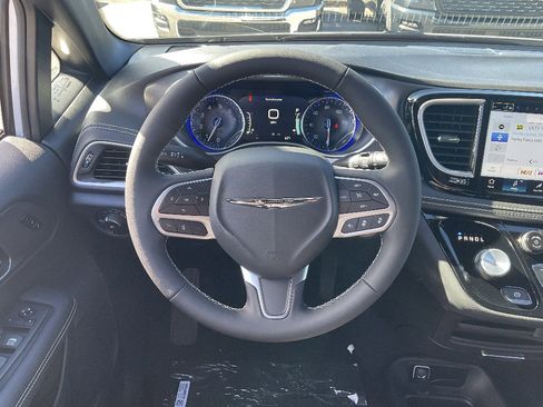 New 2026 Chrysler Pacifica Select AWD/4WD image 11