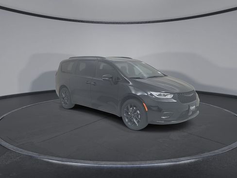 New 2026 Chrysler Pacifica Limited image 4
