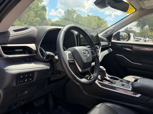Used 2022 Toyota Highlander Limited FWD image 33