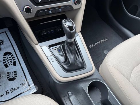 Used 2017 Hyundai Elantra SE image 16