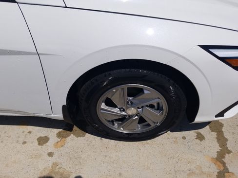 New 2026 Hyundai Elantra SE FWD image 24