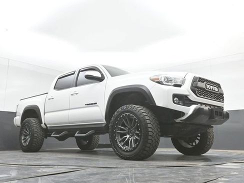 Used 2019 Toyota Tacoma TRD Off-Road w/ Technology Package AWD/4WD image 39