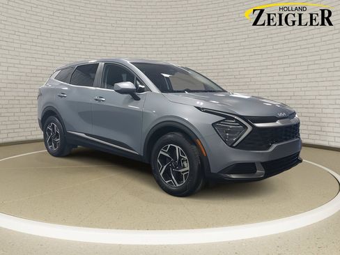 Used 2025 Kia Sportage LX image 3