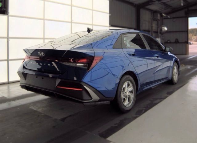 Used 2025 Hyundai Elantra SE FWD image 4