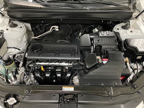 Used 2012 Hyundai Santa Fe GLS image 16