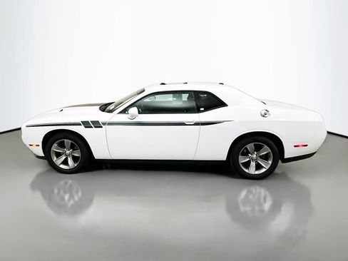 Used 2015 Dodge Challenger SXT w/ Driver Convenience Group RWD image 4