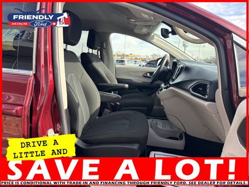 Used 2023 Chrysler Voyager LX image 23