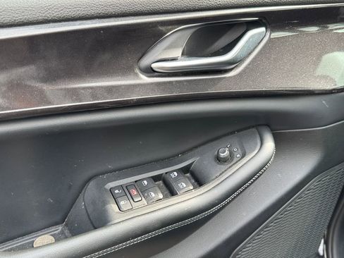 Used 2023 Jeep Grand Cherokee L Laredo RWD image 10