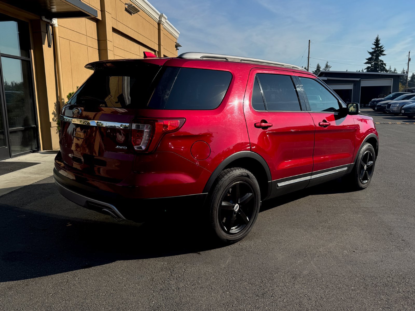 Used 2017 Ford Explorer XLT w/ Equipment Group 202A AWD/4WD image 7