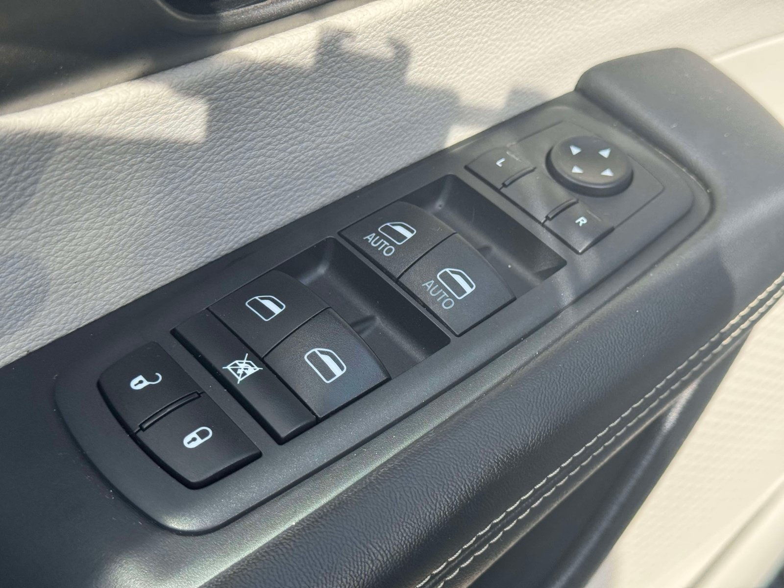 Used 2020 Chrysler Pacifica Touring-L w/ Advanced Safetytec Group FWD image 18