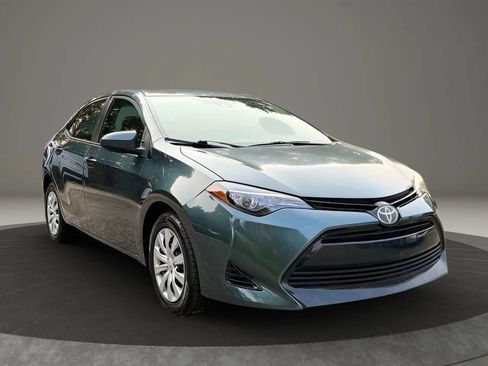 Used 2017 Toyota Corolla LE FWD image 3