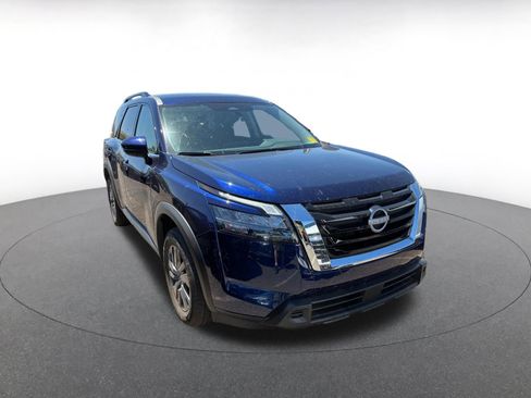 Used 2025 Nissan Pathfinder SV FWD image 3