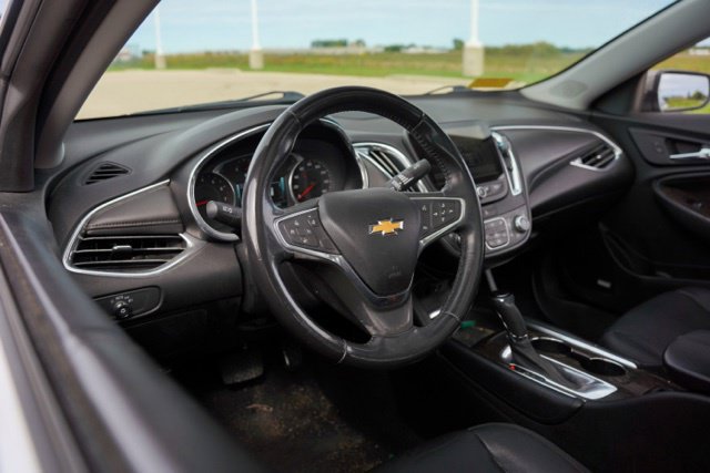 Used 2018 Chevrolet Malibu Premier w/ Premier Sun and Wheel Package FWD image 12