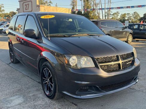 Used 2017 Dodge Grand Caravan SE image 3