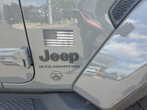 Used 2023 Jeep Gladiator Sport AWD/4WD image 7