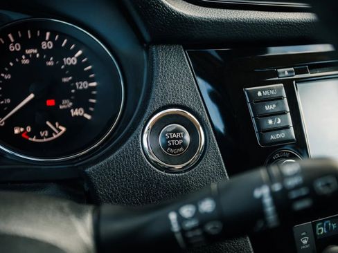 Used 2020 Nissan Rogue SV w/ Premium Package image 18