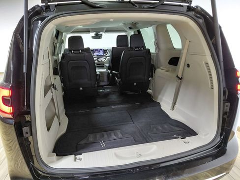 Certified 2024 Chrysler Pacifica Touring-L FWD image 45