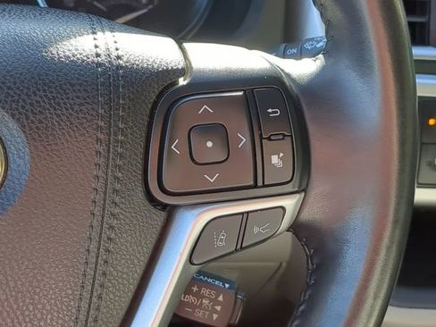 Used 2019 Toyota Highlander XLE image 22