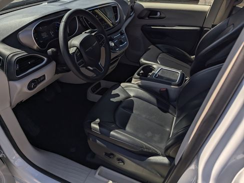 Used 2023 Chrysler Pacifica Touring-L image 9