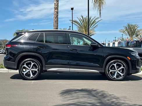 Used 2025 Volkswagen Tiguan SE FWD image 3