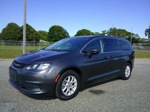 Used 2017 Chrysler Pacifica LX FWD image 7