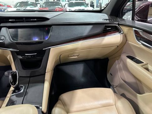 Used 2018 Cadillac XT5 Luxury w/ Driver Awareness Package FWD image 13