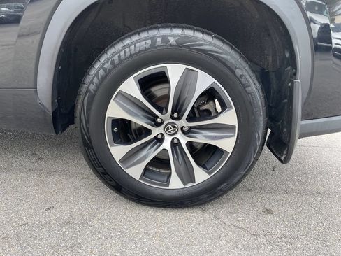 Used 2021 Toyota Highlander XLE AWD/4WD image 11