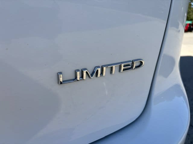 Used 2020 Chrysler Pacifica Limited w/ Tire & Wheel Group FWD image 7