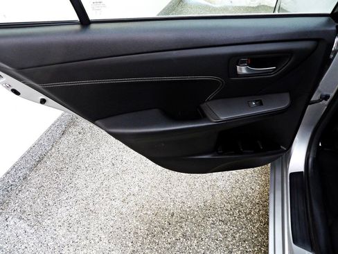 Used 2015 Toyota Camry XLE w/ Moonroof Package FWD image 9