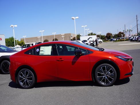 New 2027 Toyota Prius XLE FWD image 4