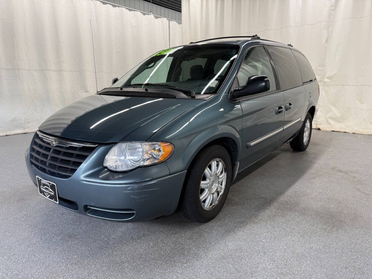 Used 2006 Chrysler Town & Country Touring FWD image 1
