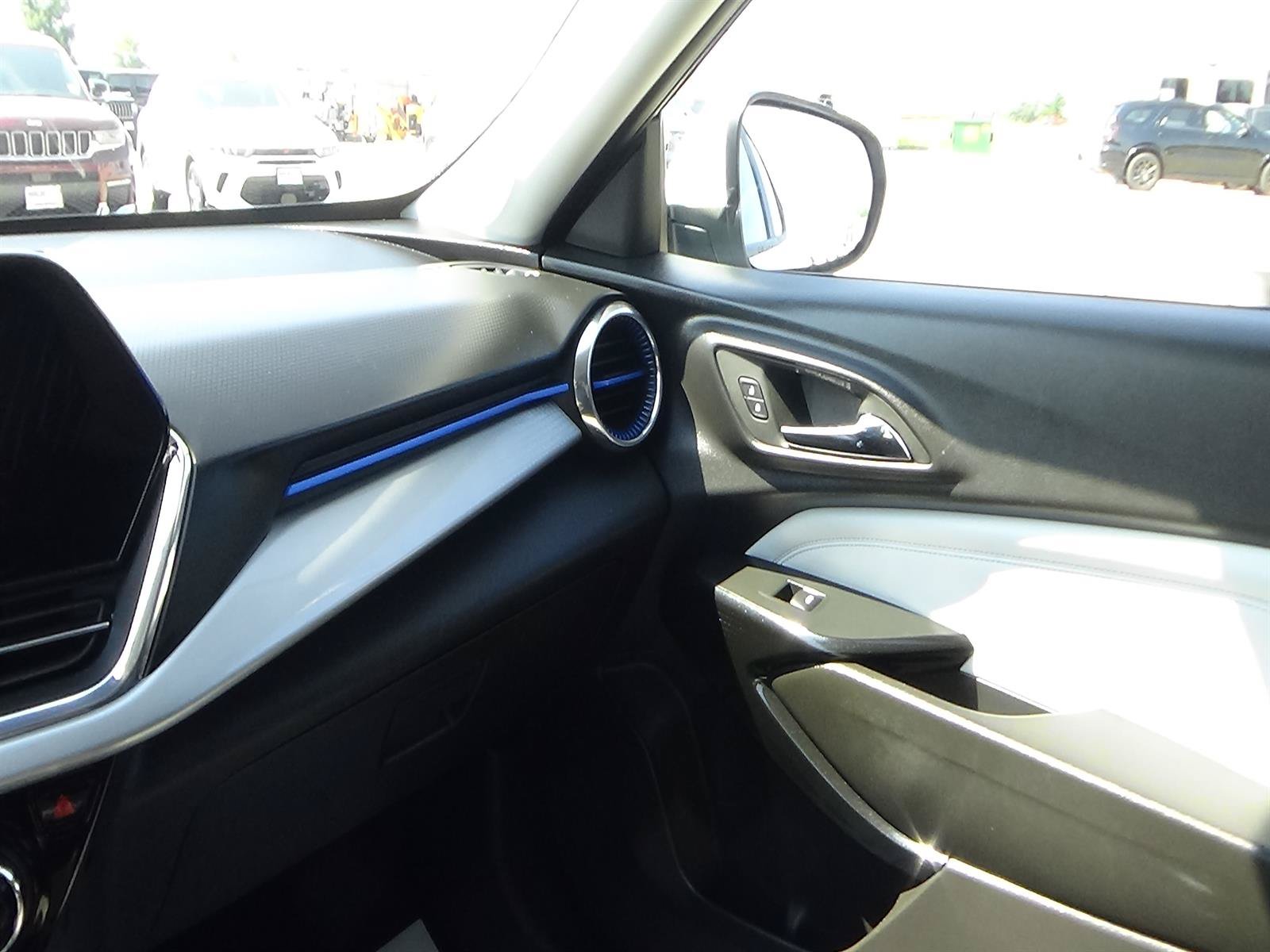 Used 2025 Chevrolet Trax LT FWD image 29