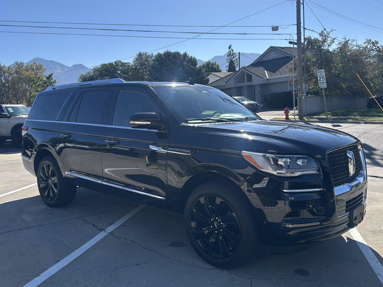Used 2023 Lincoln Navigator L Reserve AWD/4WD image 3