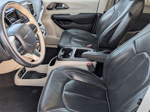 Certified 2019 Chrysler Pacifica Limited image 12