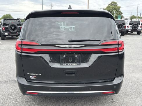 Used 2023 Chrysler Pacifica Touring-L FWD image 6