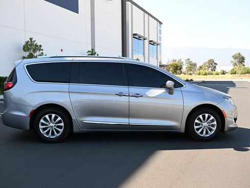 Used 2019 Chrysler Pacifica Touring-L FWD image 8